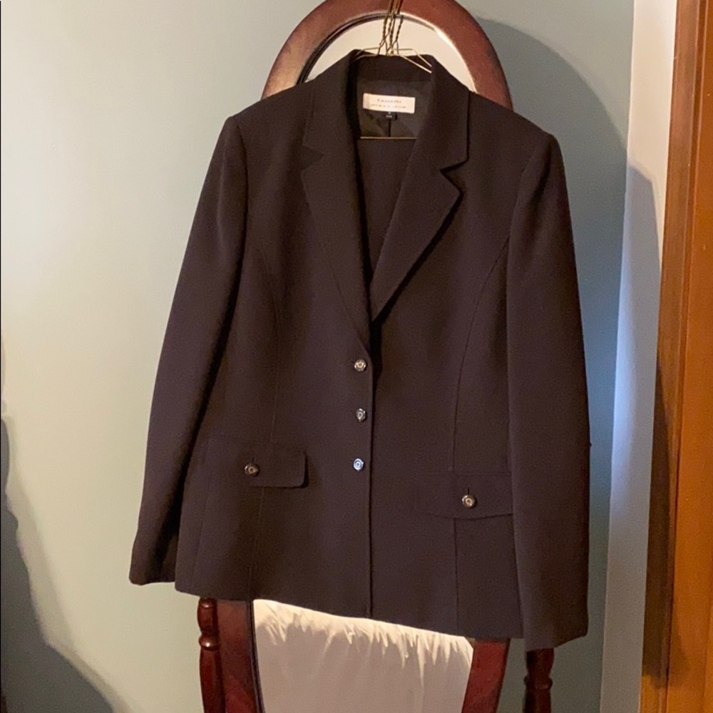 Tahari dark brown pantsuit size 16, like new.